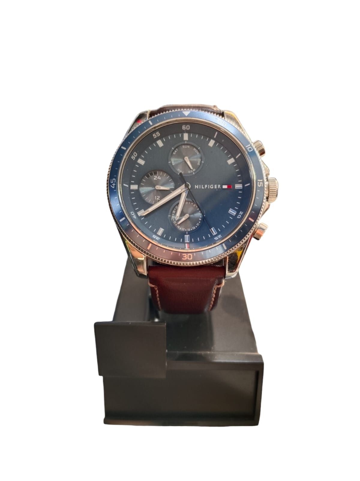 reloj marca tommy hilfiger color azul y correa de piel cafe