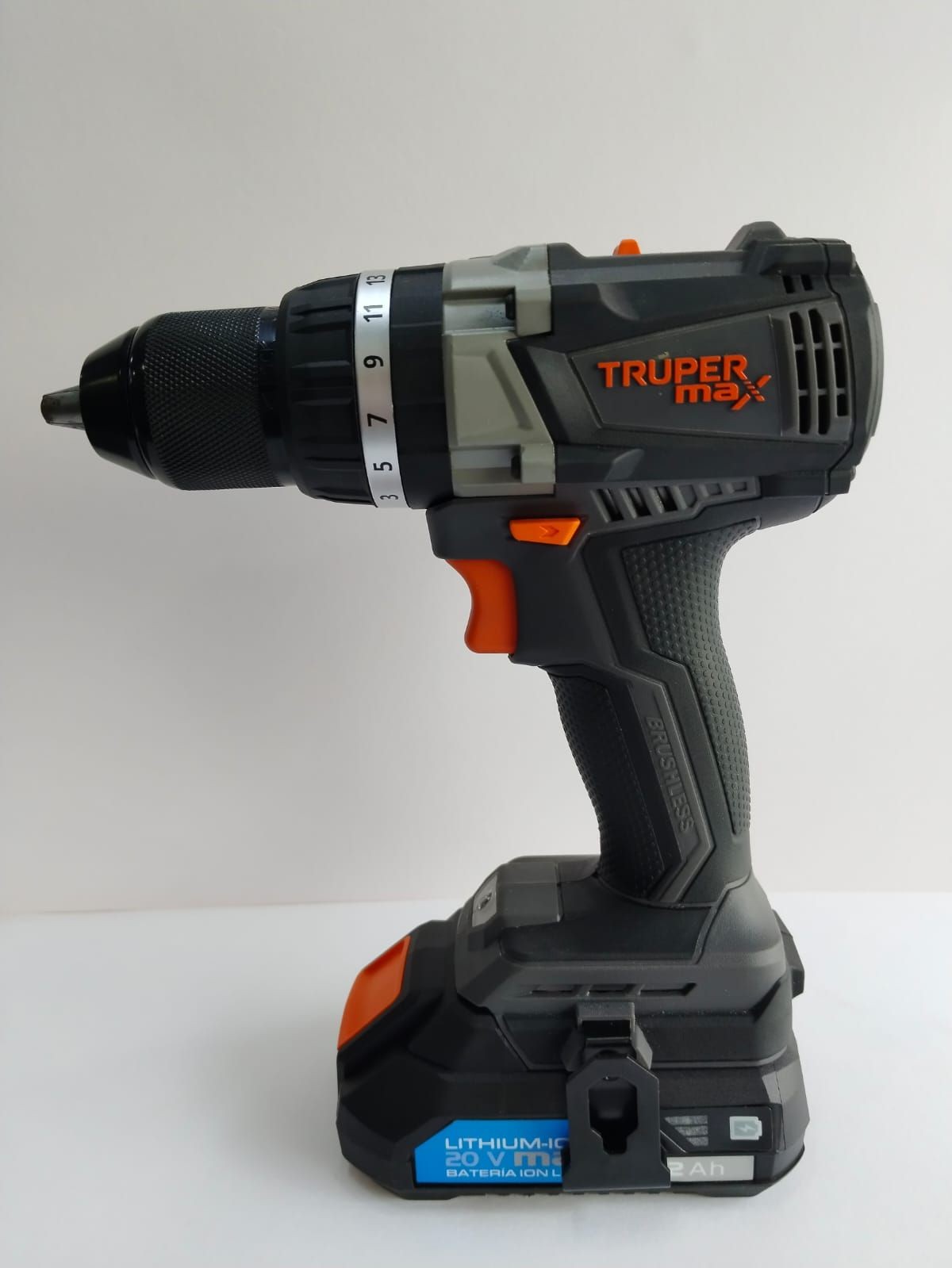 rotomartllo truper con bateria y cargador color gris