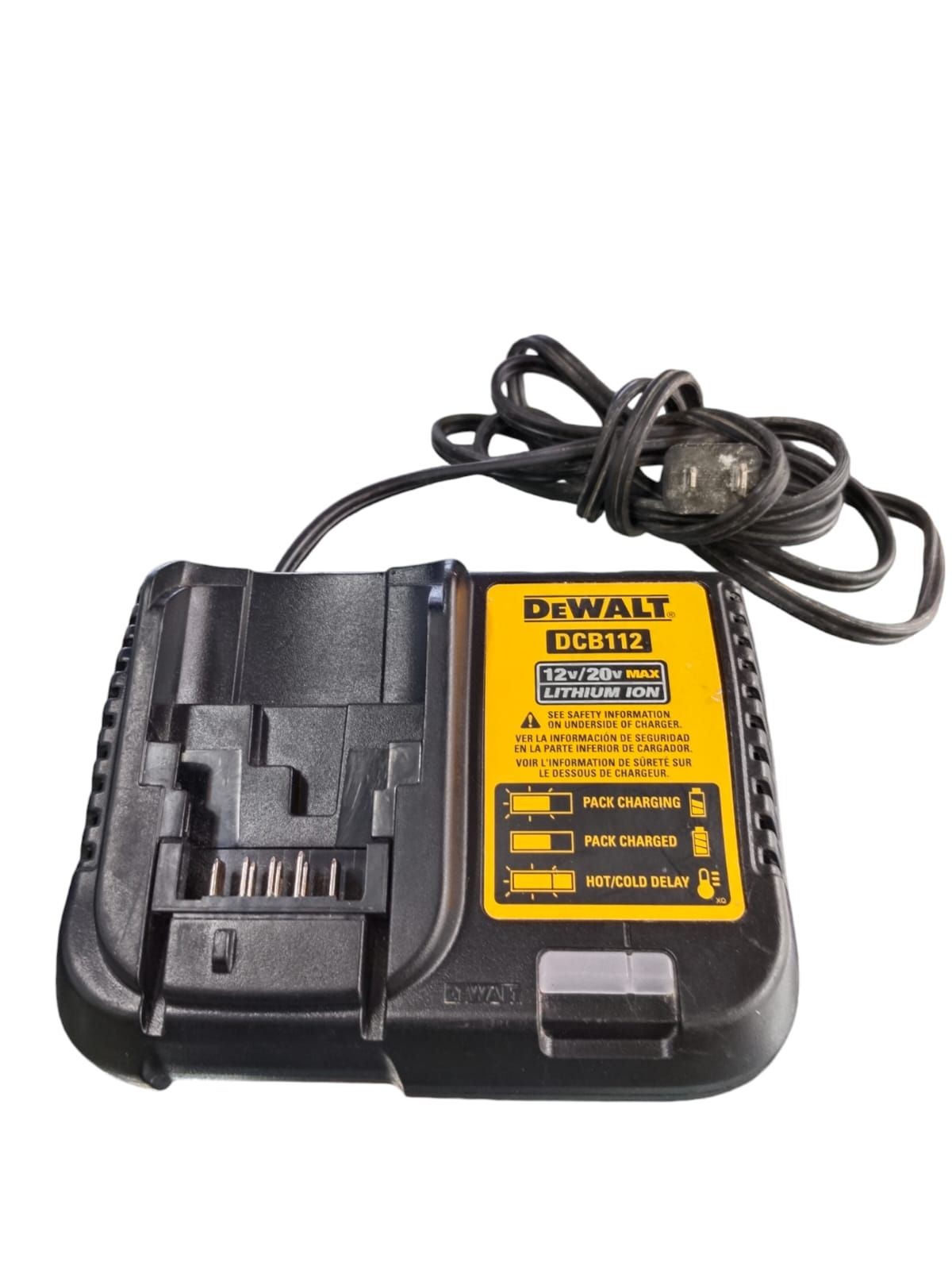 cargador de baterias marca dewalt de 12 voltios color amarillo y negro