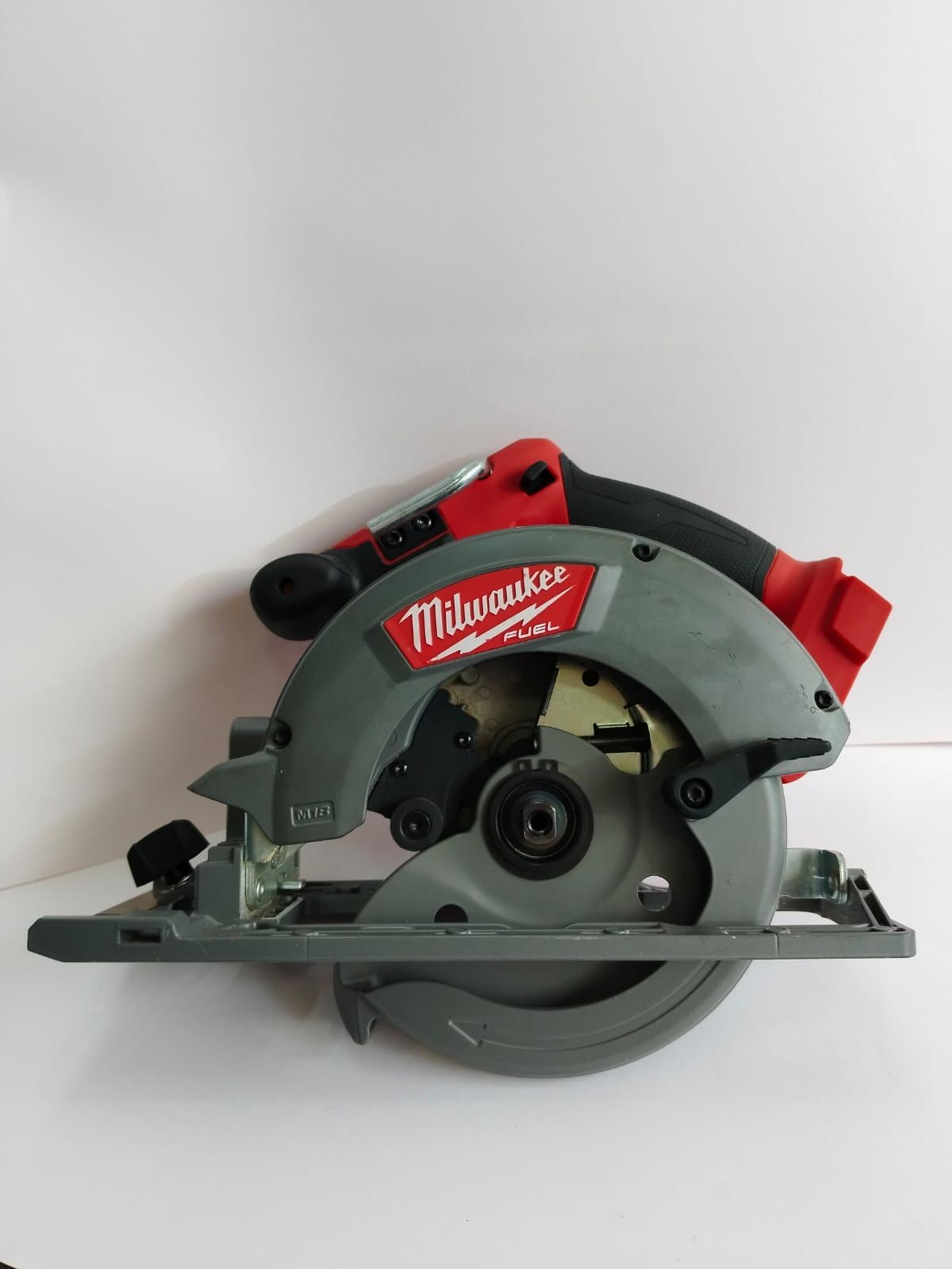 sierra circular milwaukee de 6 1/2" color gris y rojo