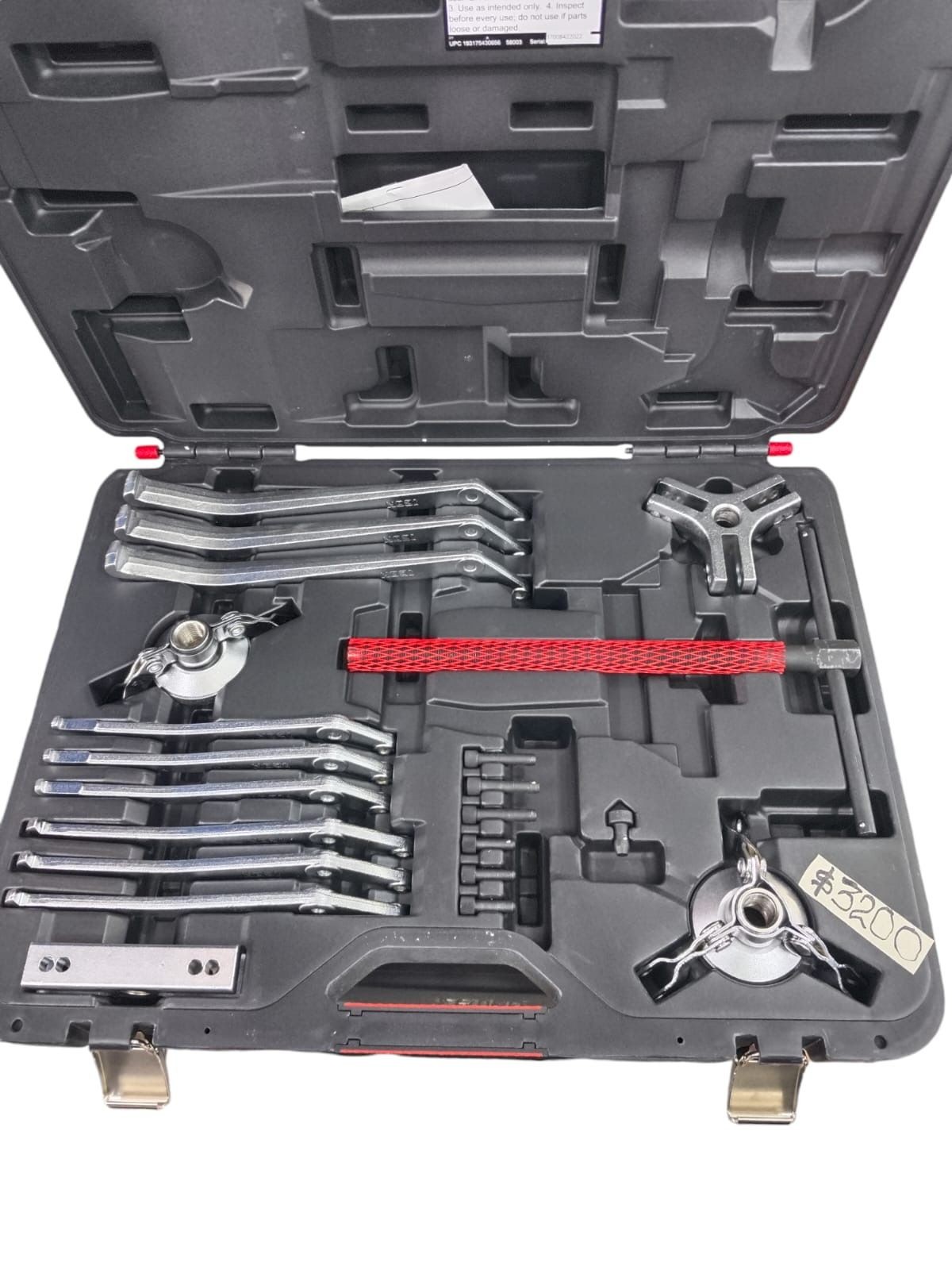 Extractor de baleros marca Icon color gris en su estuche.