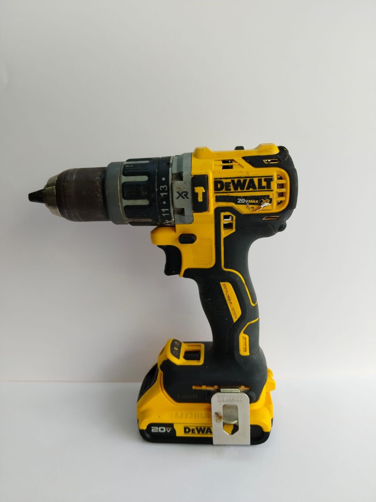 taladro rotomartillo dewalt con cargador color amarillo