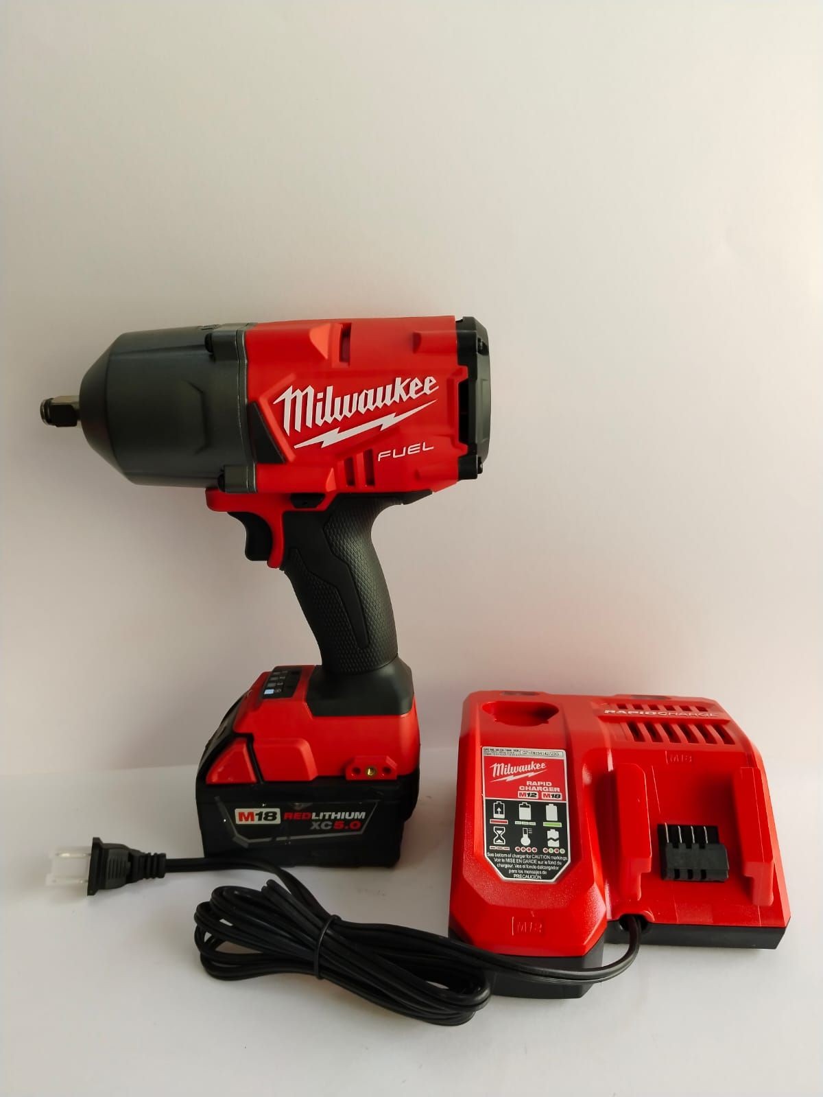 pistola de impacto de 1/2" milwaukee color rojo