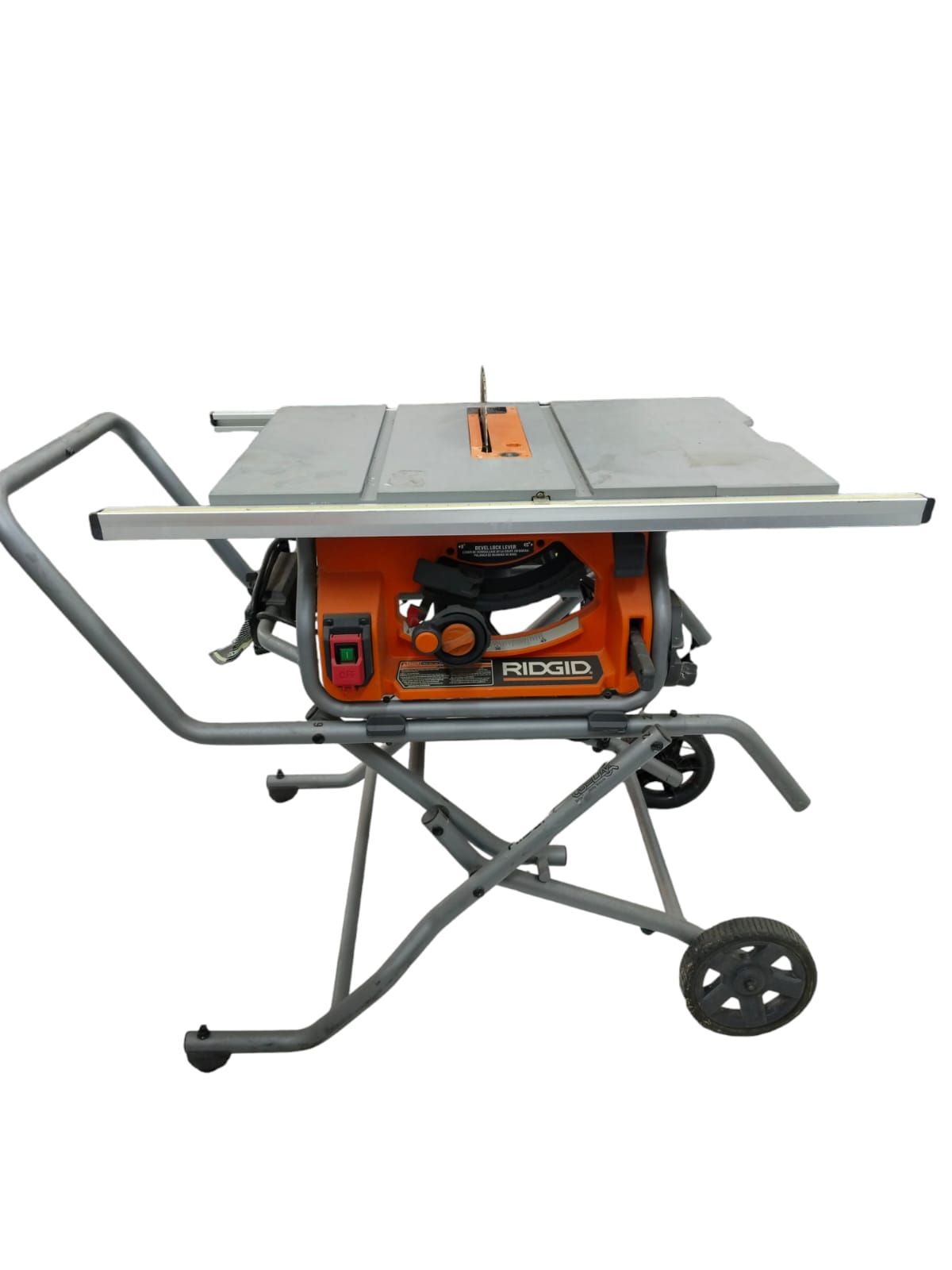 Sierra de mesa expandible marca ridgid con ruedas color anaranjado