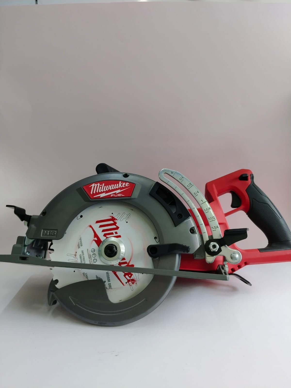 sierra circular milwaukee de 7 1/2" color rojo